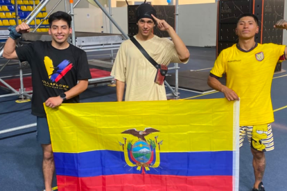 Hugo Chicaiza, Aaron Navia y Steven Galárraga posan con la bandera de Ecuador antes de su participación en el IV Abierto Panamericano de Parkour, que se disputa en San Salvador, El Salvador.