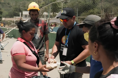 Equipos de World Central Kitchen reparten alimentos a familias y rescatistas en Caraballeda, La Guaira, tras los terremotos.