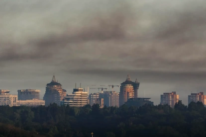 Una nube de incendios flota en el cielo tras un masivo ataque ruso a la capital ucraniana, Kiev, Ucrania, este martes 2 de junio de 2026, en medio de la invasión rusa.