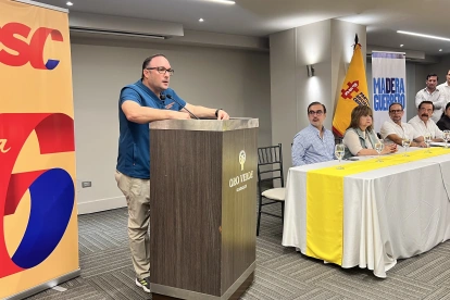 Juan Carlos González interviene ante militantes y adherentes del Partido Social Cristiano y Madera de Guerrero durante su presentación como precandidato a la Prefectura del Guayas.