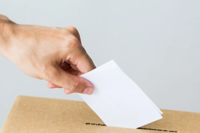 Ciudadano deposita su voto en urna, tras la aprobación del padrón electoral para las elecciones seccionales y del Cpccs 2026.