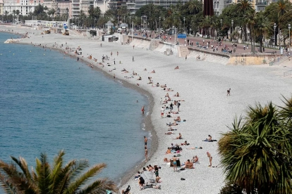En la imagen de archivo, varias personas disfrutan del sol en una playa de Niza, Francia.