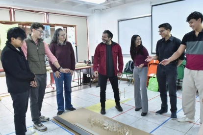 ”Con lo que hay” se denomina el taller que llevan adelante desde hace 15 años, Enrique Villacís y Cynthia Ayarza, profesores de arquitectura de la PUCE.