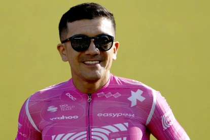 Richard Carapaz, del equipo EF Education–EasyPost, saluda durante la presentación de los equipos del Tour de Francia 2026.