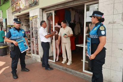 Funcionarios municipales hablaron con dueños de locales en el centro de Guayaquil sobre el cumplimiento de ordenanzas relacionadas a la limpieza del espacio público.