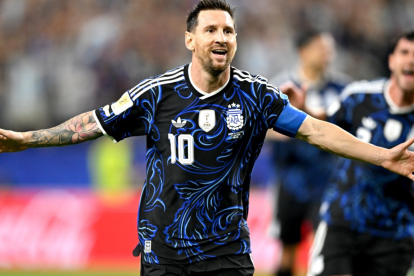 Lionel Messi de Argentina celebra tras marcar el tercer gol de su equipo durante el partido