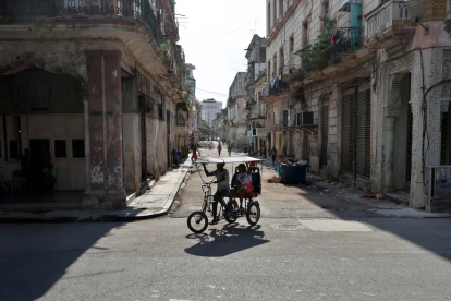 Personas se transportan en un bicitaxi este jueves 2 de julio de 2026 en La Habana (Cuba).