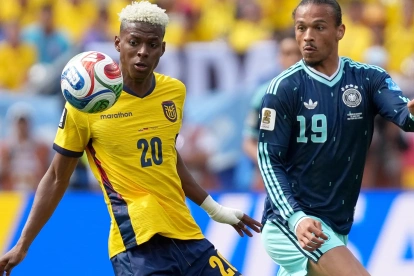 Nilson Angulo de Ecuador disputa el balón con Leroy Sané de Alemania este jueves, en un partido del grupo E del Mundial de la FIFA 2026 entre Ecuador y Alemania en el estadio MetLife de Nueva Jersey.