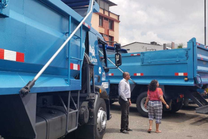 PRESENTACIÓN DE LOS VEHÍCULOS QUE REALIZARÁN LA RECOLECCIÓN DE DESECHOS SÓLIDOS DE LA CIUDAD.
