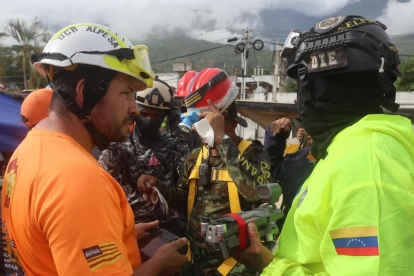 Rescatistas participan en la búsqueda de un niño de 9 años que permanece desde hace nueve días bajo un edificio derrumbado en Caraballeda, La Guaira (Venezuela).