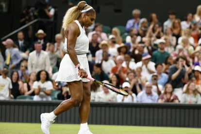 Serena Williams felicita a la australiana Maya Joint tras caer ante ella en el partido de primera ronda del cuadro individual femenino de Wimbledon.