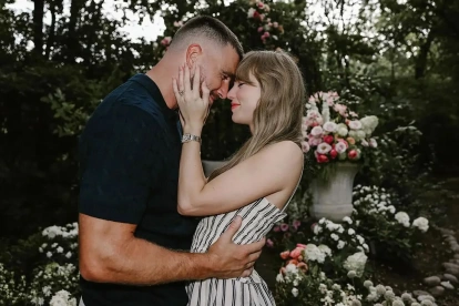Taylor Swift y Travis Kelce comprometidos en agosto de 2025