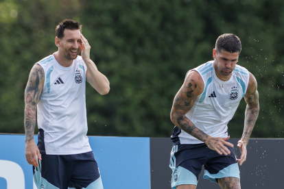 Rodrigo De Paul y Lionel Messi entrenando en Lauderdale, Florida.