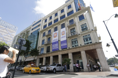 EL NUEVO PREFECTO DEL GUAYAS, CARLOS LUIS MORALES, DA SU PRIMERA RUEDA DE PRENSA ANTE LOS MEDIOS Y DEJA EN CLARO CÓMO RECIBE EL EDIFICO DE LA FREFECTURA. PERIODISTA: ALFONSO ALBAN FECHA: 20/05/2019 Agencia (ag-extra).