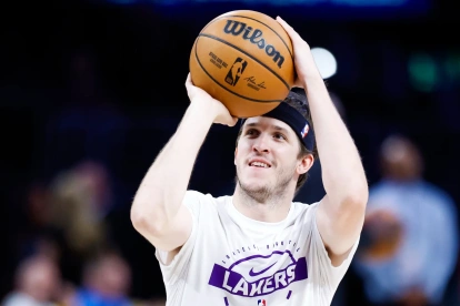 Austin Reaves lanza un tiro libre en un partido de la NBA.