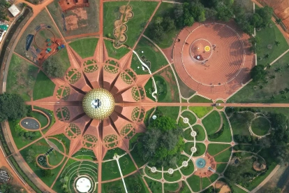 Fotografía, tomada el 28 de febrero de 2026, muestra una vista aérea del Matri Mandir, edificio de gran importancia espiritual para los practicantes del yoga integral, en Auroville.