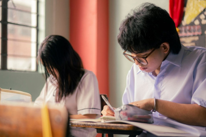 La excelencia académica les abrió las puertas del reconocimiento. Ahora, dos abanderados alzan la voz para pedir un país que apueste por el talento, la educación y el empleo juvenil.