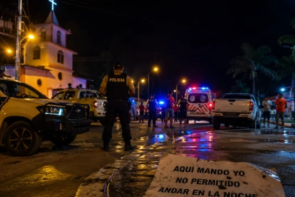 Recreación con inteligencia artificial inspirada en los recientes hechos de violencia registrados en El Oro, donde el miedo ha modificado la rutina de pueblos y ciudades.