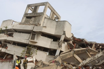 Rescatistas participan en la búsqueda de sobrevivientes tras el doble terremoto del 24 de junio.