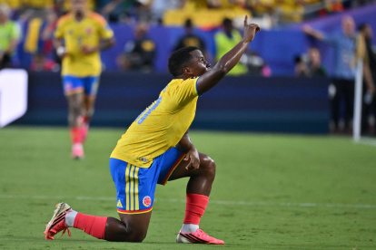 Jhon Arias de Colombia festeja su gol ante Ghana.
