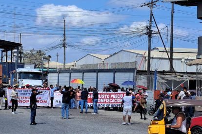 Guasmo sur protesta otra vez contra las expropiaciones por el Quinto Puente.