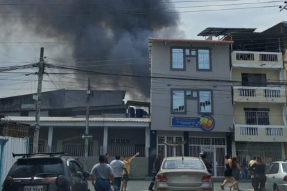 El espeso humo alertó a cientos de personas.