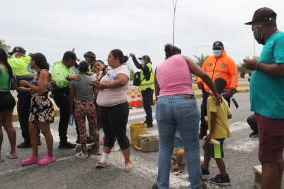 Afectados de los terremotos en La Guaira protestan ante la inacción estatal.
