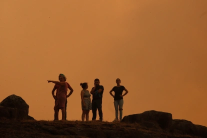 Residentes contemplan el estrago de los incendios en Cercosa, Portugal