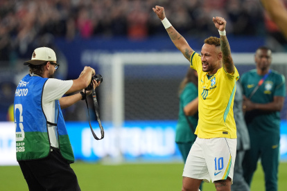 Neymar Jr. figura de Brasil que ha tenido pocos minutos en el Mundial.