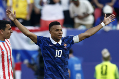 Kylian Mbappe de Francia celebrando su gol de penal ante Paraguay.