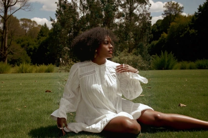 Tras años de alisar su cabello, hoy luce su afro natural como un símbolo de identidad y amor propio.