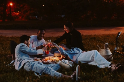 Las cenas y encuentros sociales al aire libre durante la noche ganan terreno como alternativa para socializar de manera cómoda.