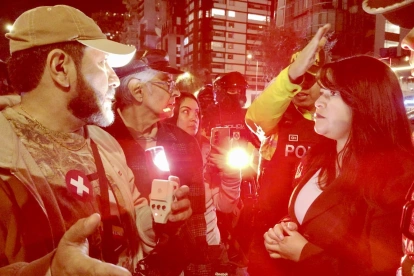 Manifestantes recorrieron el centro de Quito con antorchas y velas para exigir al CNE el avance del trámite de revocatoria del mandato del presidente Daniel Noboa y la vicepresidenta María José Pinto