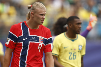 Erling Haaland de Noruega hizo el gol a Brasil.