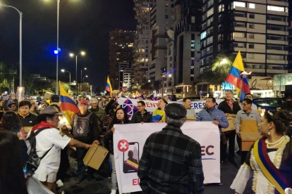 Integrantes del colectivo que impulsa la revocatoria del mandato convocaron nuevas jornadas de vigilia para exigir que el CNE se pronuncie sobre la solicitud y entregue los formularios para la recolección de firmas.