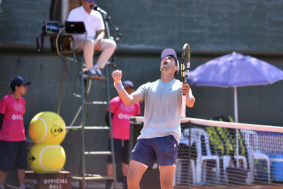 El tenista Matheus Pucinelli celebra el triunfo sobre el argentino Hernán Casanova en la final del Challenger de Quito.