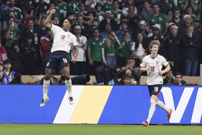 Jude Bellingham (i) celebra uno de sus dos goles este en un partido de los octavos de final del Mundial de la FIFA 2026 entre México e Inglaterra en el estadio Azteca en la Ciudad de México