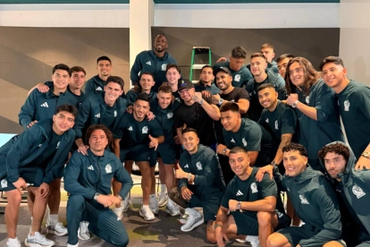 Los jugadores de México posan con los relojes Rolex que posteriormente fueron devueltos por decisión de la Federación Mexicana de Futbol.