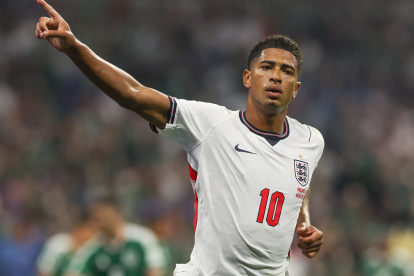 Jude Bellingham de Inglaterra celebra un gol en el estadio Azteca en Ciudad de México.