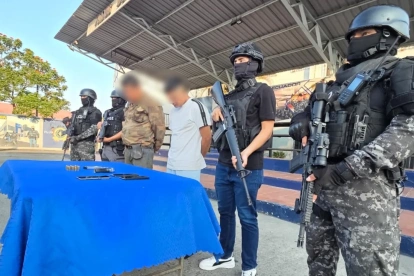Durante la intervención se logró la aprehensión de dos presuntos responsables y el decomiso de un arma de fuego, municiones, teléfonos móviles y un vehículo.