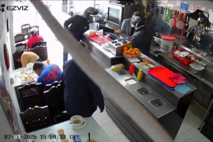 Las cámaras de seguridad captaron el momento en que dos delincuentes armados asaltaron un restaurante del norte de Quito.