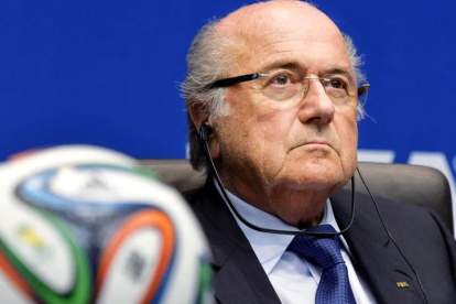 Joseph Blatter criticó con dureza a la FIFA por retirar la tarjeta roja al atacante estadounidense Folarin Balogun