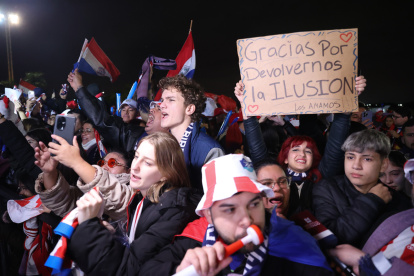 LUQUE, 06/07/2026.- Seguidores de la selección paraguaya de fútbol esperan la llegada del equipo en el Aeropuerto Internacional Silvio Pettirossi, tras ser eliminada por Francia en los octavos de final de la Copa del Mundo, 6 de julio de 2026. EFE/ Juan Pablo Pino