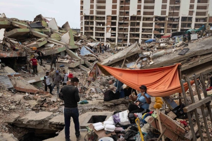 Personas buscan entre los escombros tras el doble terremoto en La Guaira, Venezuela, que dejó más de 3.300 fallecidos y 16.700 heridos.