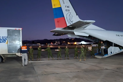 Militares descargan ayuda humanitaria en Cuenca para los afectados en Zamora.