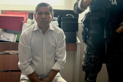 El alcalde de Machala, Darío Macas, custodiado por la Policía Nacional.