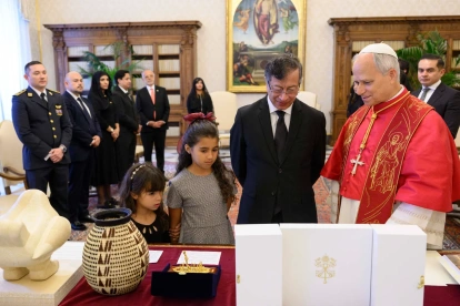 El Papa León XIV durante una reunión con el presidente saliente de Colombia, Gustavo Petro Urrego, en el Vaticano.
