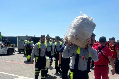 Bomberos de Quito y Guayaquil se trasladaron a Venezuela y la sociedad civil, Iglesia católica, banco de alimentos, empresas privadas, cámara binacional, pronto tejieron una de red de ayuda.