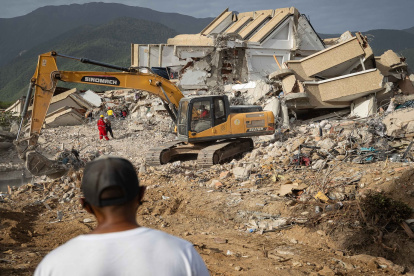 Luego del terremoto, Venezuela se centra en retirar los escombros y en recuperar los cuerpos de las víctimas, tras la partida de los rescatistas.