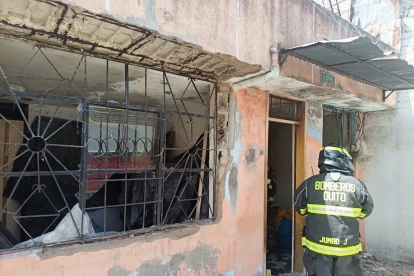 Bomberos de Quito atendieron la emergencia tras una deflagración por acumulación de gas que dejó un adulto mayor con quemaduras leves